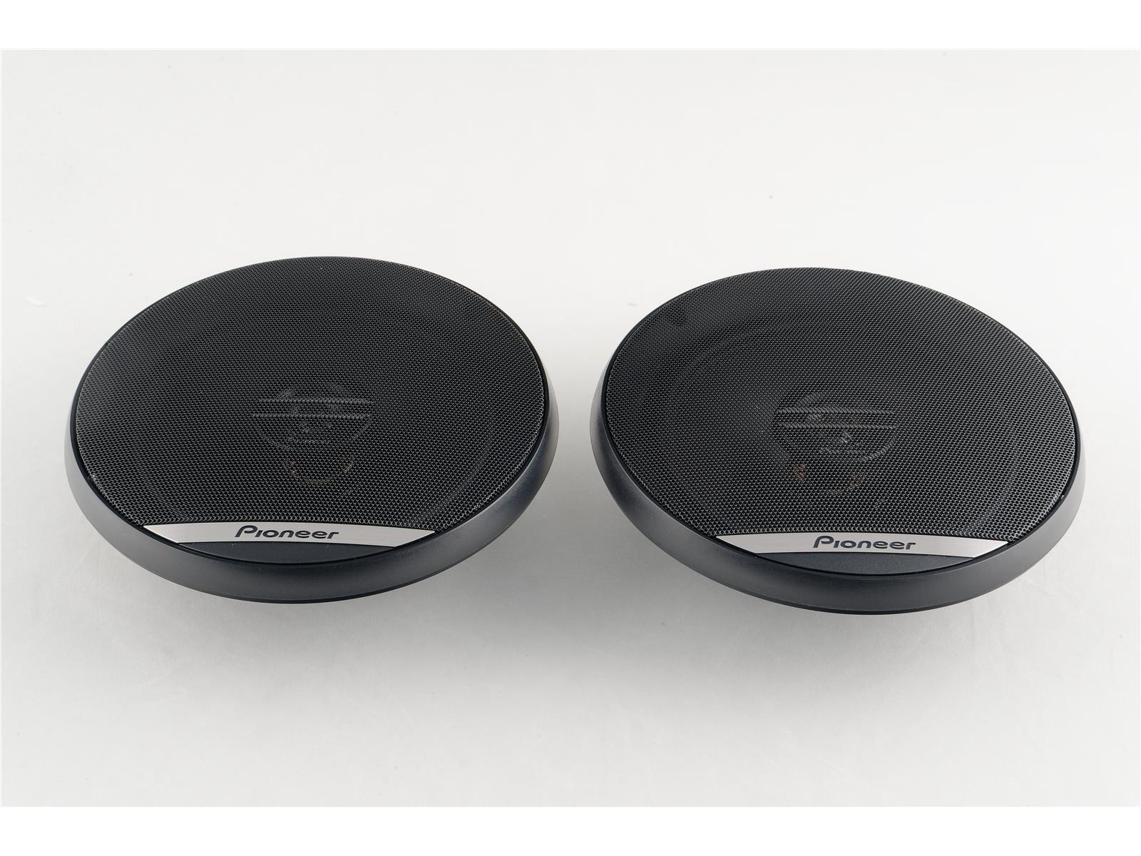 Dos altavoces redondos negros con el logo de Pioneer sobre fondo blanco.