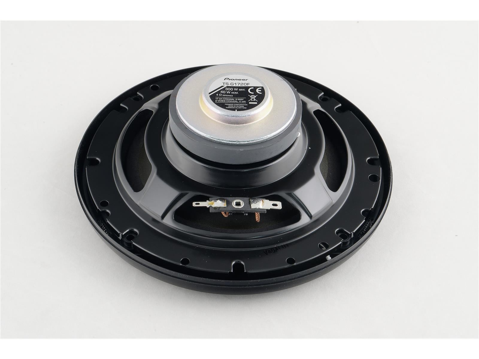 Un altavoz con marco negro y centro plateado. El logotipo de Pioneer es visible en la parte trasera.