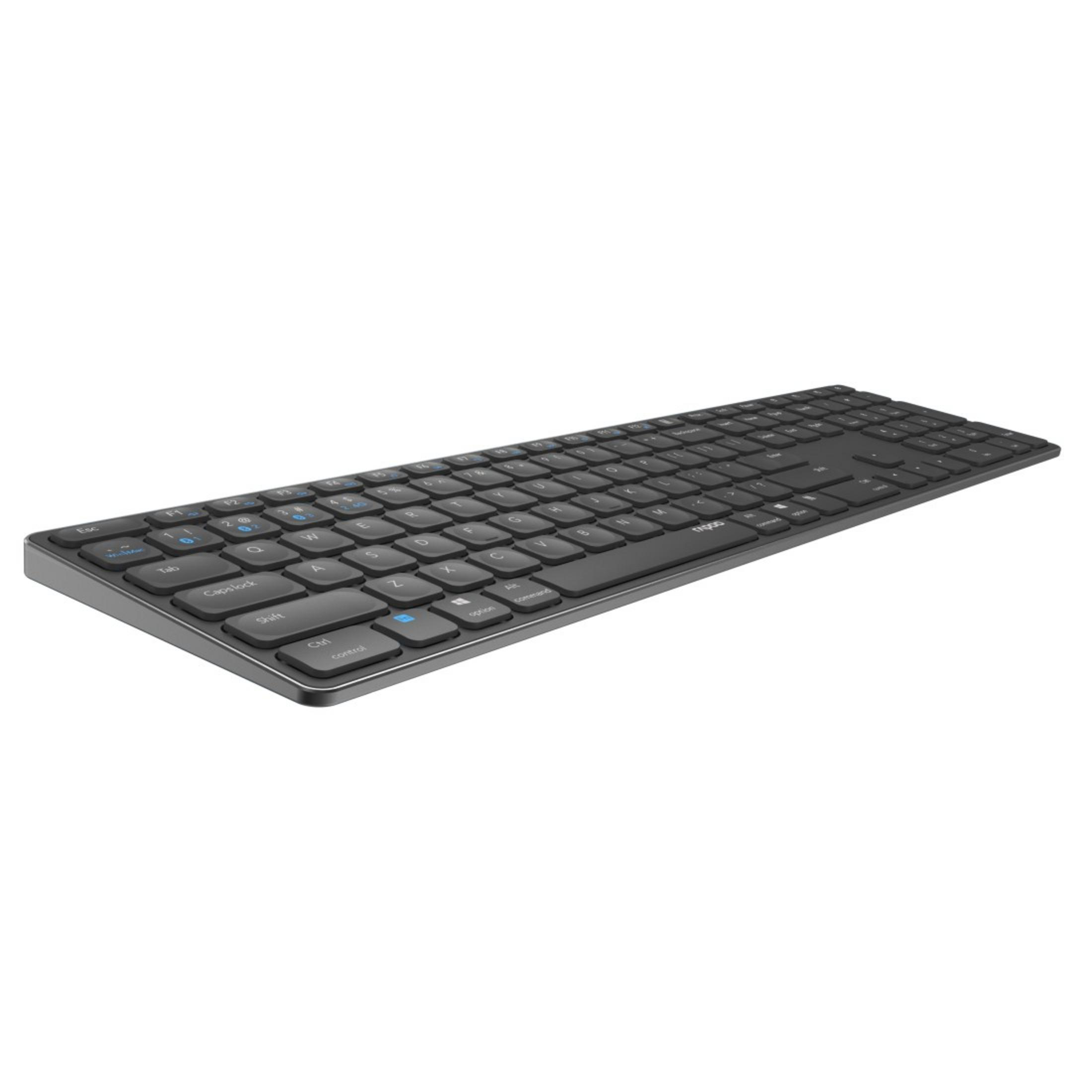 Schwarze Tastatur auf weißem Hintergrund. Sie hat viele Tasten und einen silbernen Rand.