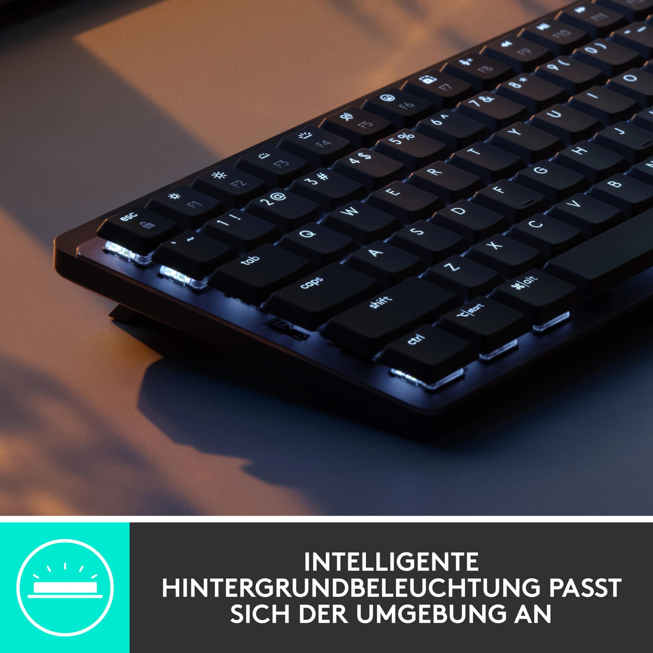Nahaufnahme einer schwarzen Tastatur mit beleuchteten Tasten. Die Tasten sind weiß und die Oberfläche dunkel.