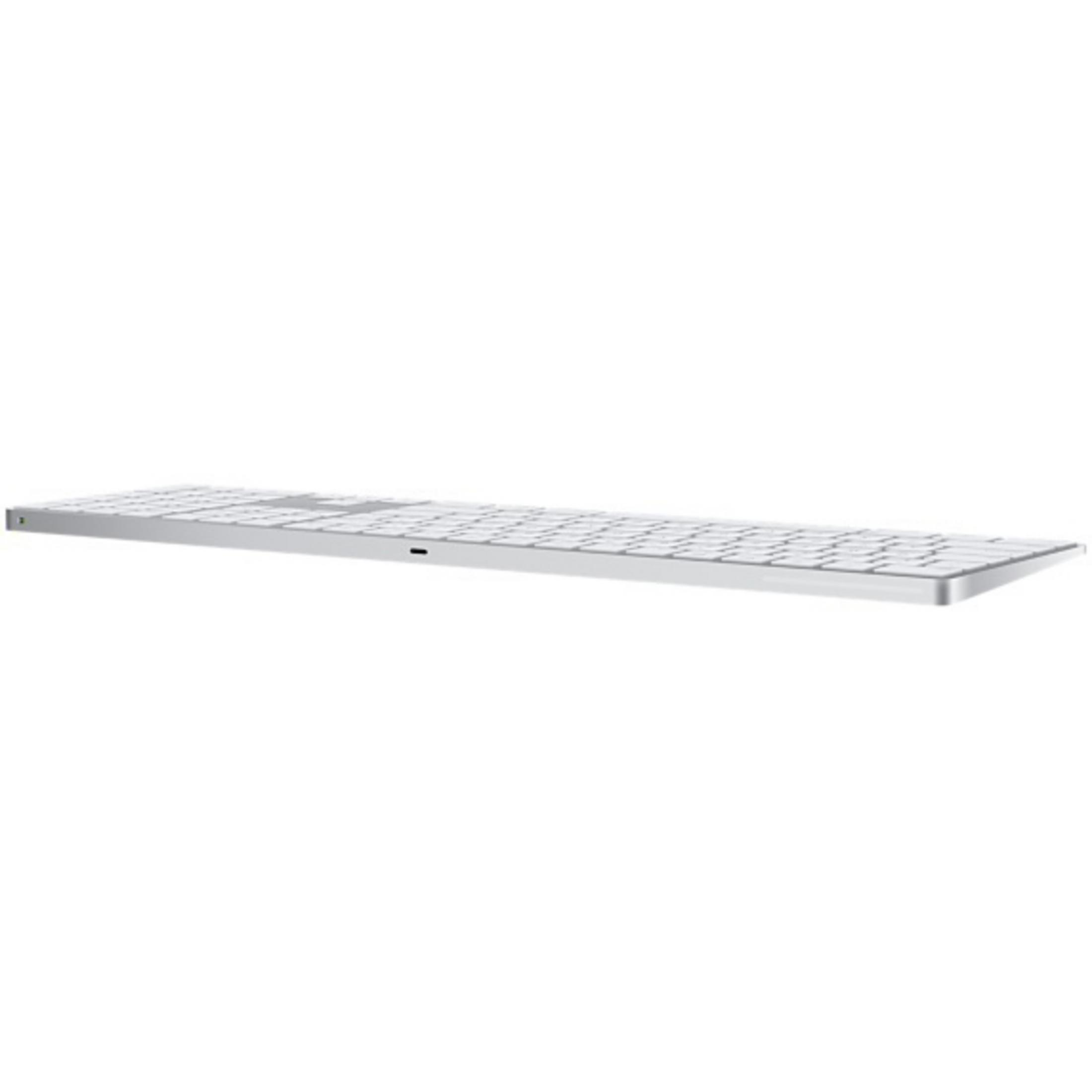 Silberne Apple Magic Keyboard auf weißer Oberfläche. Die Tastatur ist leicht angewinkelt.