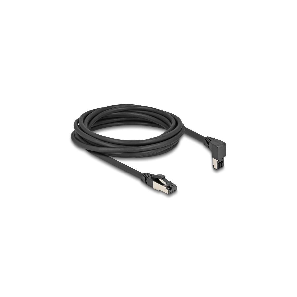 Schwarz gewickeltes Ethernet-Kabel mit Steckern an beiden Enden. Einfacher weißer Hintergrund.