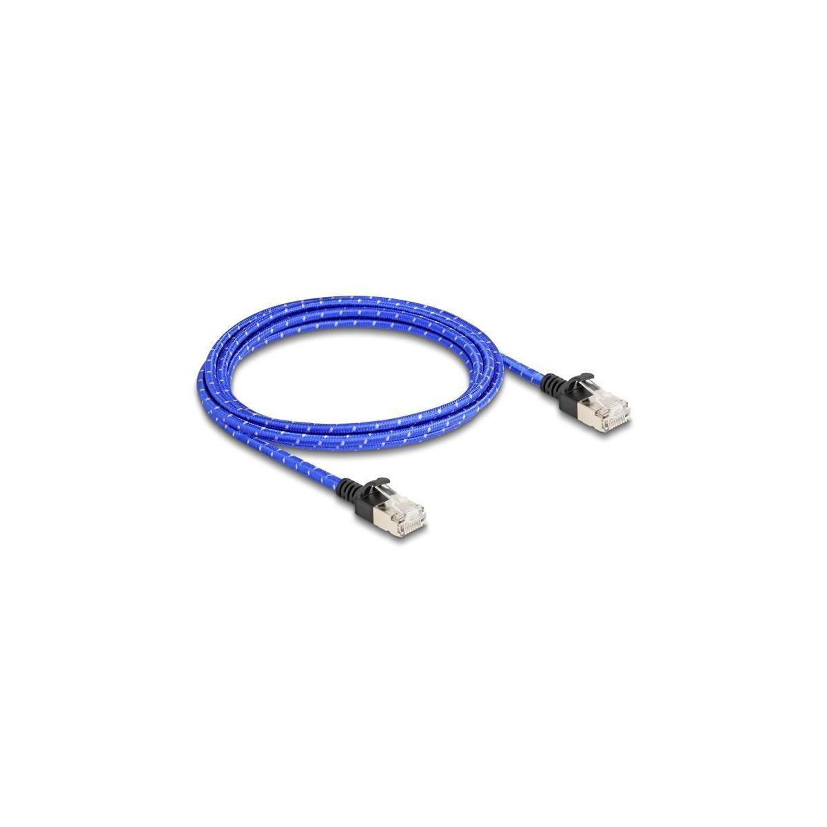 Blaues Ethernet-Kabel. Das Kabel ist aufgerollt. Es hat zwei Anschlüsse an jedem Ende. Weißer Hintergrund.