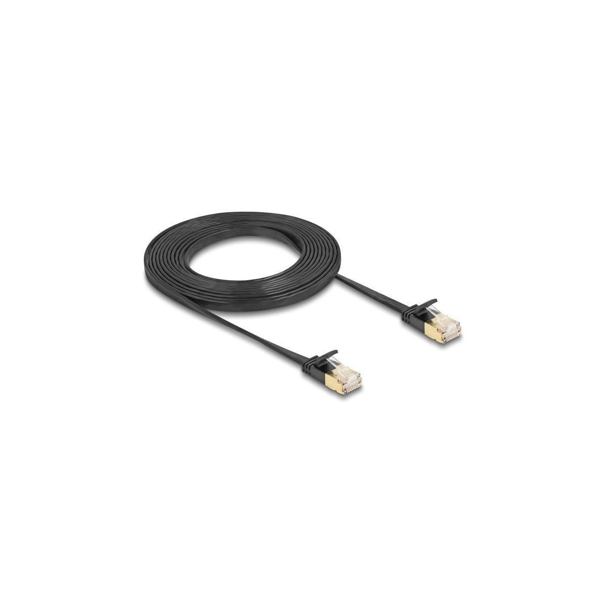 Schwarzes Ethernet-Kabel auf weißem Untergrund, goldene Stecker.