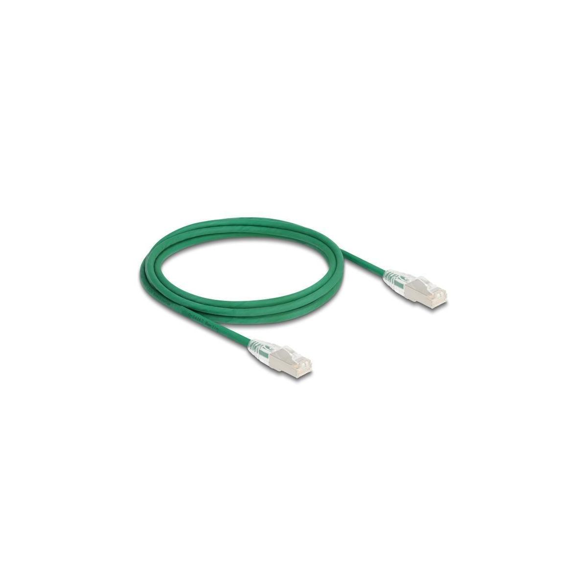 Ein grünes Ethernet-Kabel mit weißen Steckern liegt auf einer weißen Oberfläche und ist zu einer Schlaufe geformt.