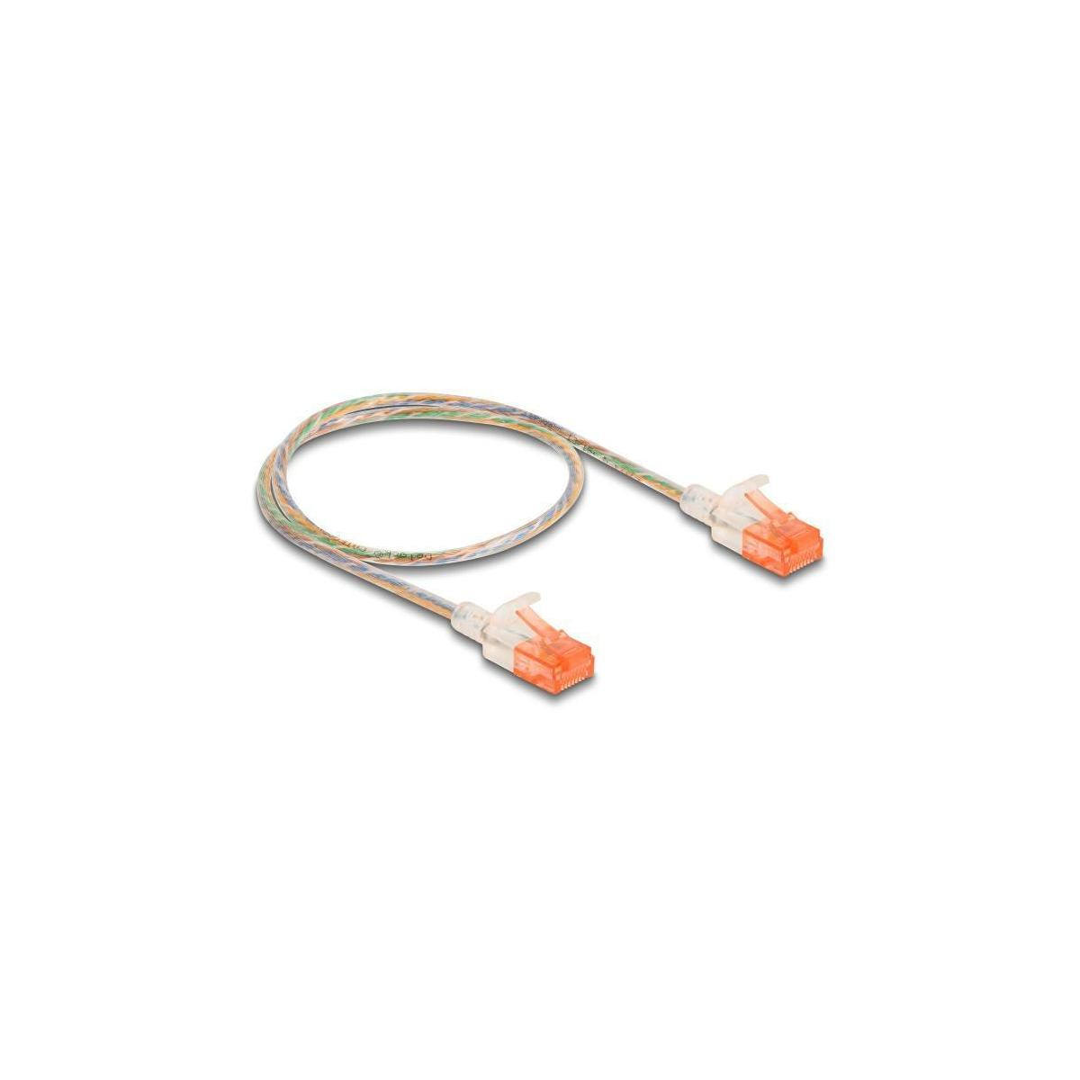 Ein orangefarbenes Ethernet-Kabel mit weißen Steckern, auf einer weißen Oberfläche aufgerollt. Beide Kabelenden sichtbar.