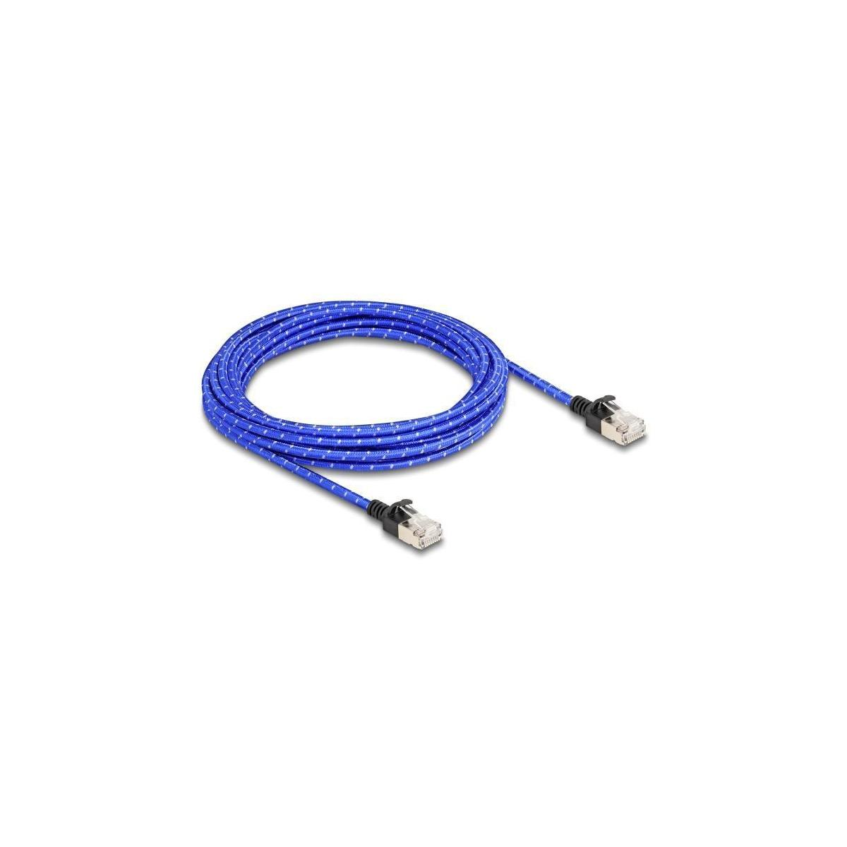 Blaues Ethernet-Kabel, auf einer weißen Oberfläche aufgerollt, mit Anschlüssen an beiden Enden.
