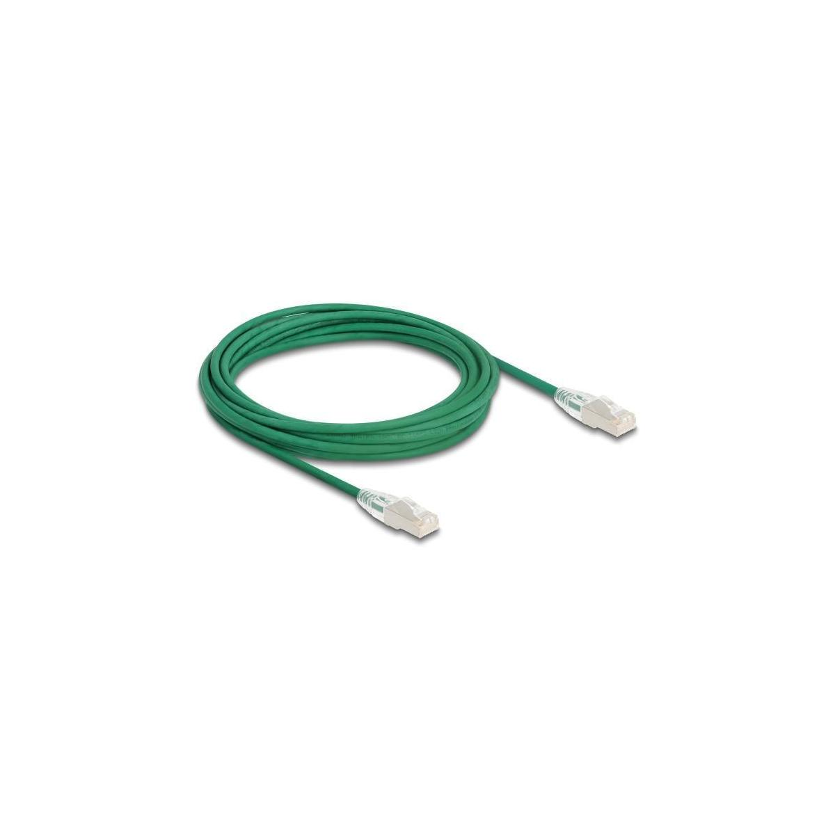 Grünes Ethernet-Kabel, gewickelt, mit weißen Steckern an jedem Ende, vor weißem Hintergrund.