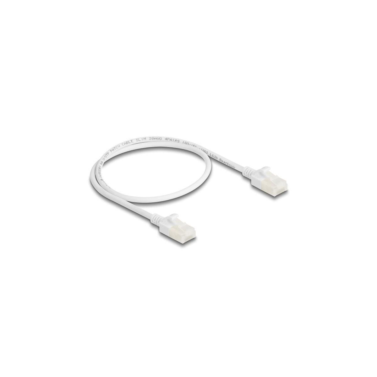 Weißes Ethernet-Kabel mit Steckern an beiden Enden, das auf weißem Hintergrund liegt.