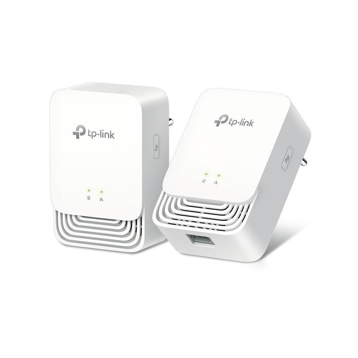 Zwei weiße TP-Link Powerline-Adapter. Einer ist eingesteckt, der andere ist angewinkelt, um Anschlüsse zu zeigen.
