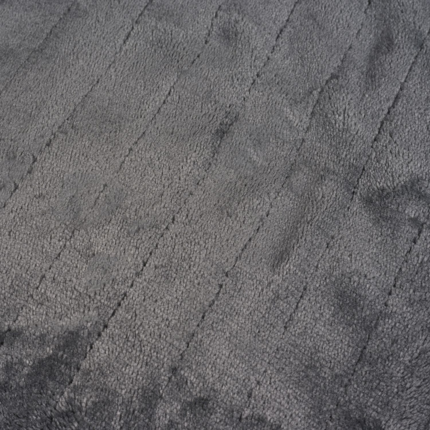 Ein grauer, strukturierter Stoff mit diagonalen Linien. Der Stoff hat ein weiches, plüschiges Aussehen.