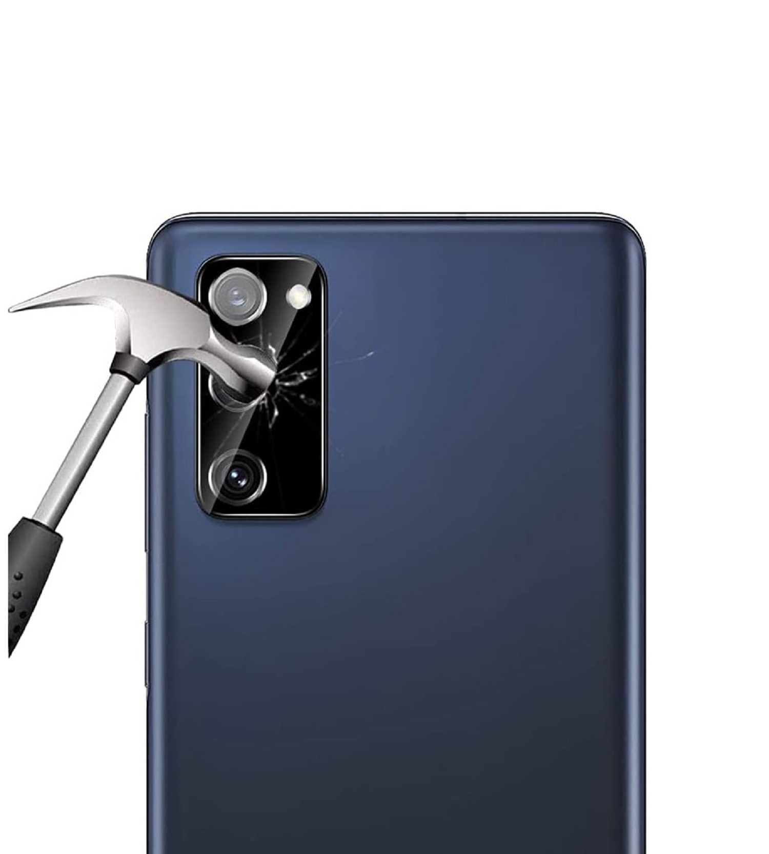 Ein Hammer zerschmettert die Kameralinsen eines dunkelblauen Smartphones. Weißer Hintergrund.