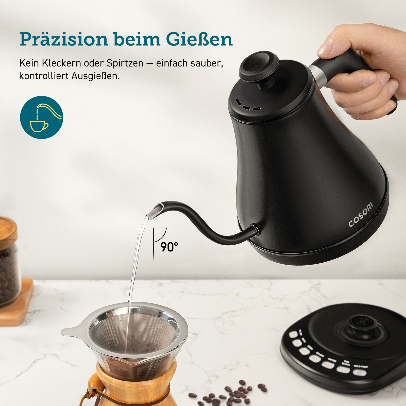 Una teiera nera a collo di cigno versa acqua in un filtro. Chicchi di caffè e una base elettrica nella scena.