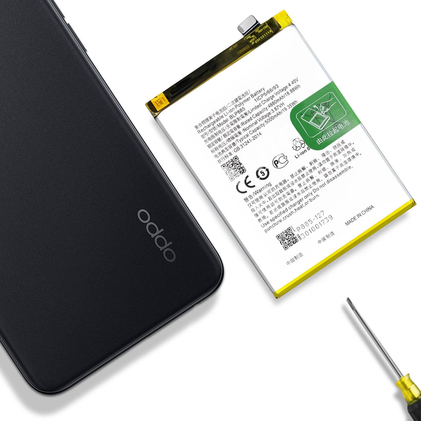 Batería de smartphone con texto y destornillador, colocados sobre una superficie negra.