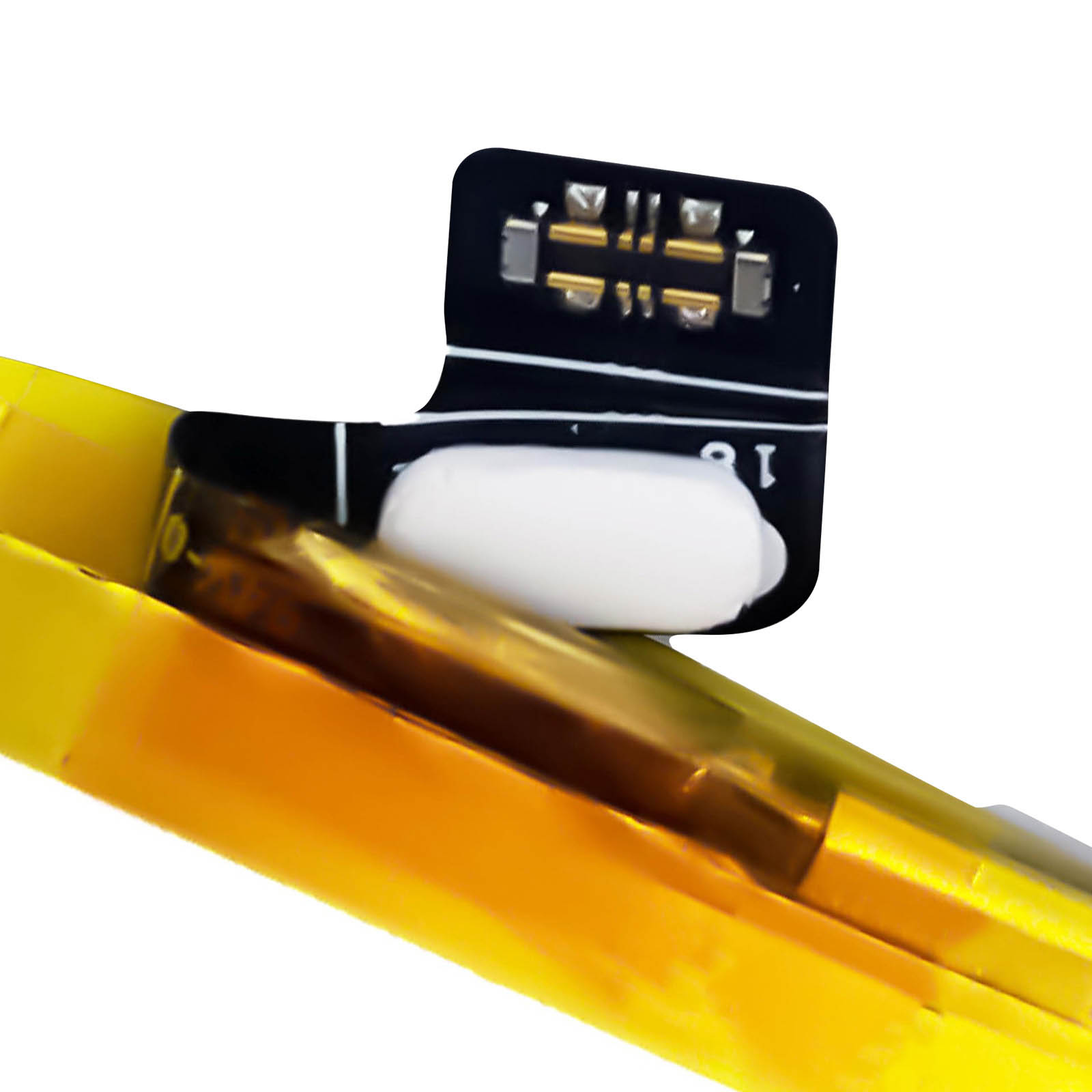 Primer plano de un componente electrónico amarillo y negro, con un pequeño elemento blanco.
