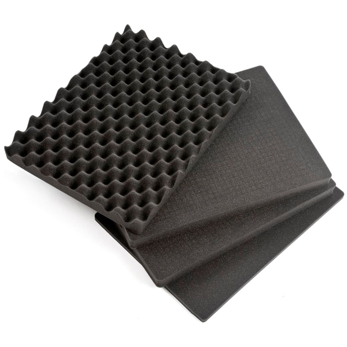 Schwarze Schaumstoffplatten. Eine hat ein Wellenmuster, zwei sind glatt. Weißer Hintergrund.