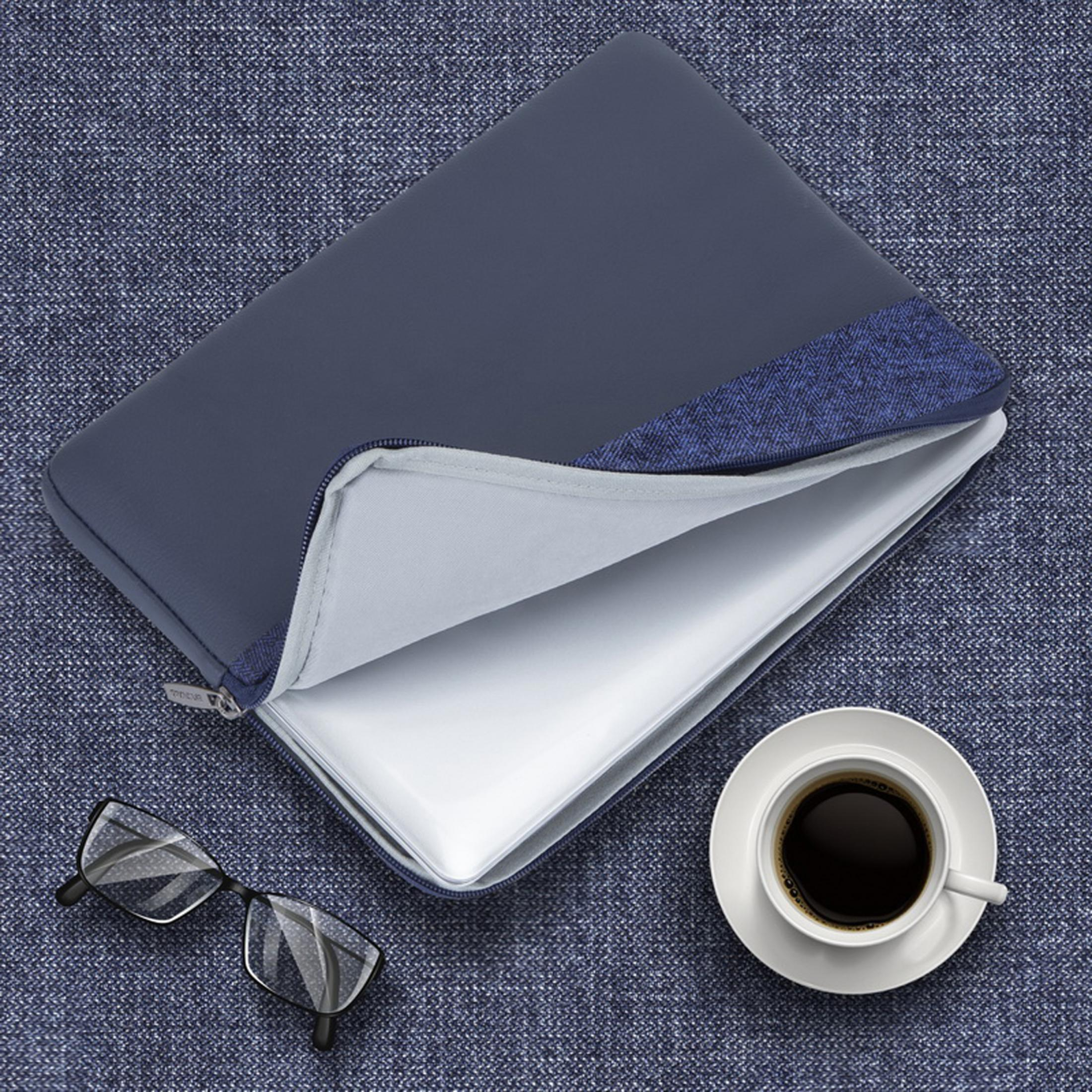Custodia per laptop su tessuto blu. Caffè e occhiali accanto.