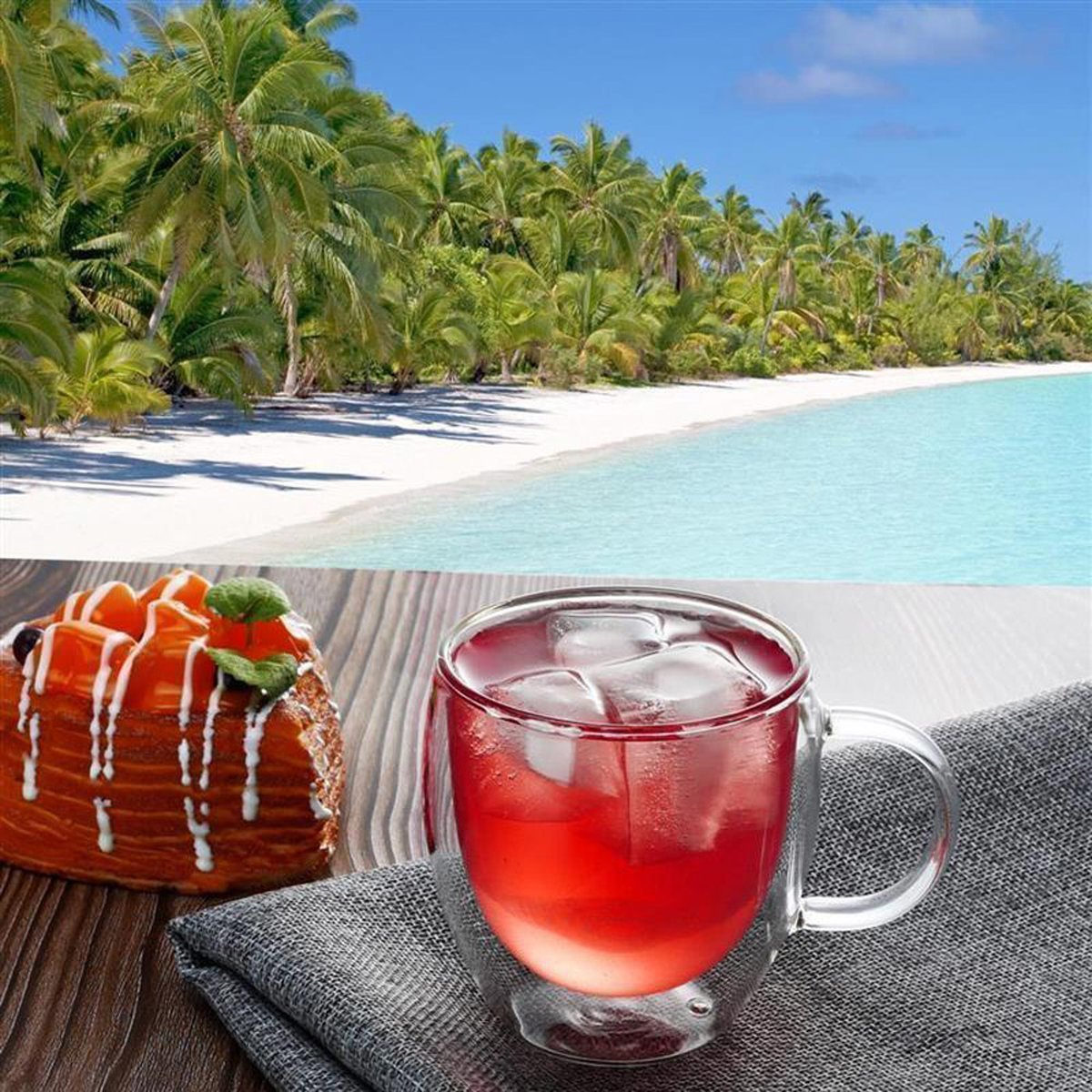 Strandszene mit Palmen, einem Kuchenstück und einem Getränk.