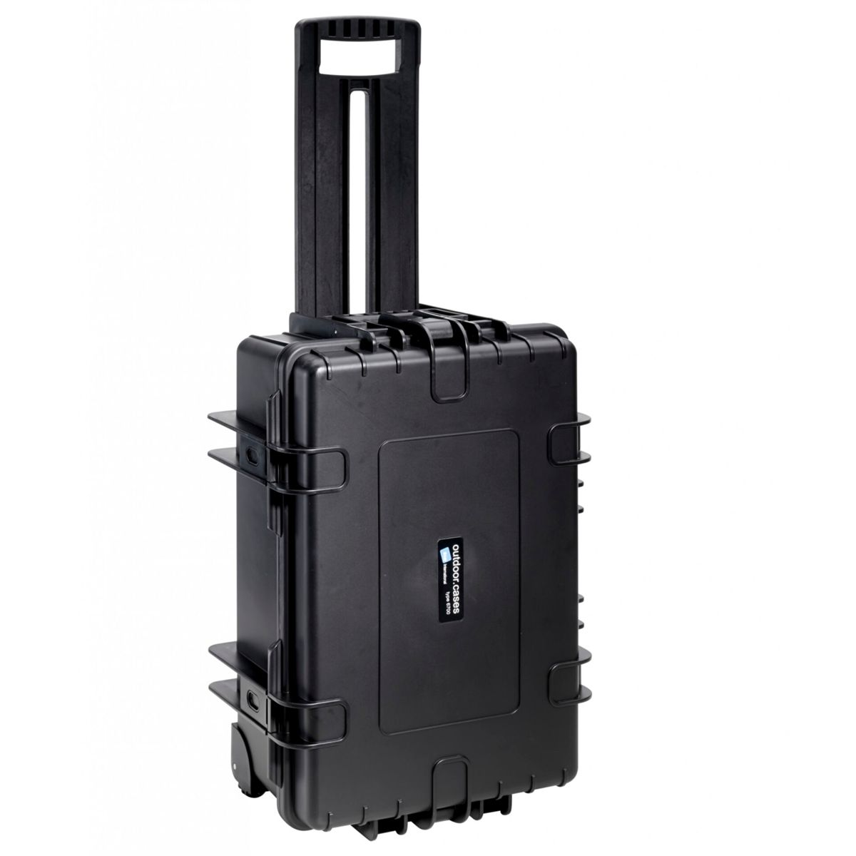 Ein schwarzer Rollkoffer mit Griff. Er ist rechteckig mit schwarzen Verschlüssen und dem Text 'outdoor cases'.