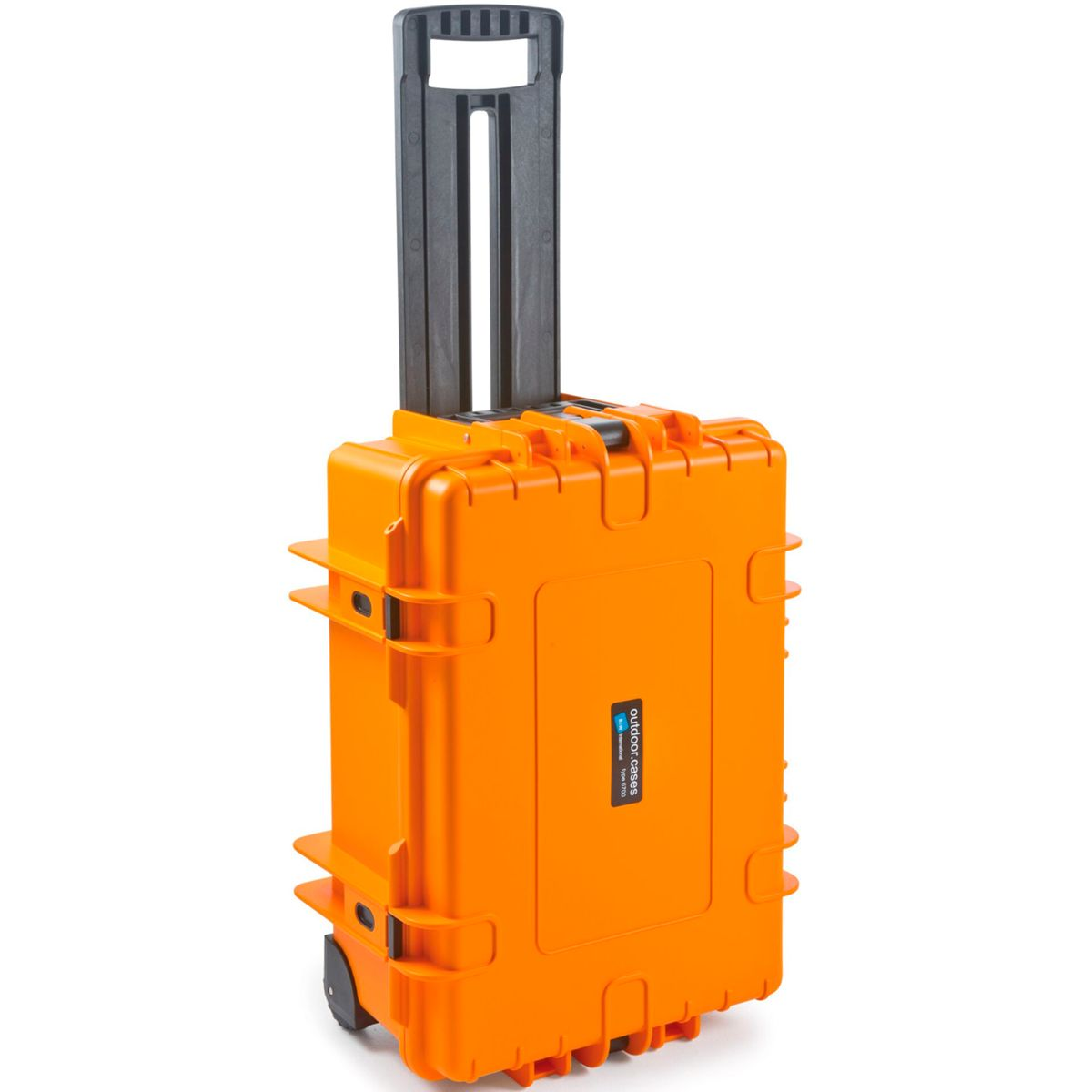 Oranger Rollkoffer mit schwarzem Griff und Rädern. Weißer Hintergrund, Seitenansicht.