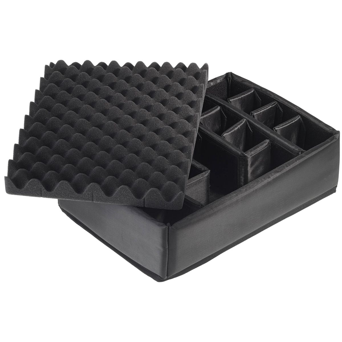 Geöffnete schwarze Kiste mit schwarzem Schaumstoffeinsatz. Der Einsatz hat Aussparungen für Gegenstände.