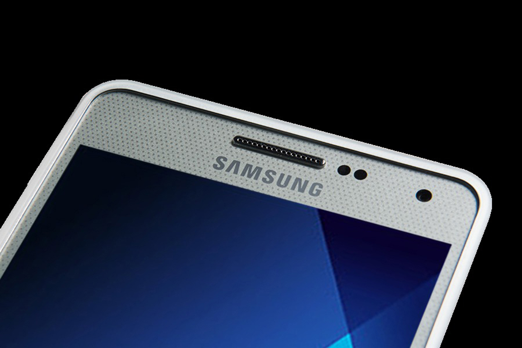 Nahaufnahme eines Telefons mit dem Samsung-Logo. Das Telefon ist grau und schwarz.