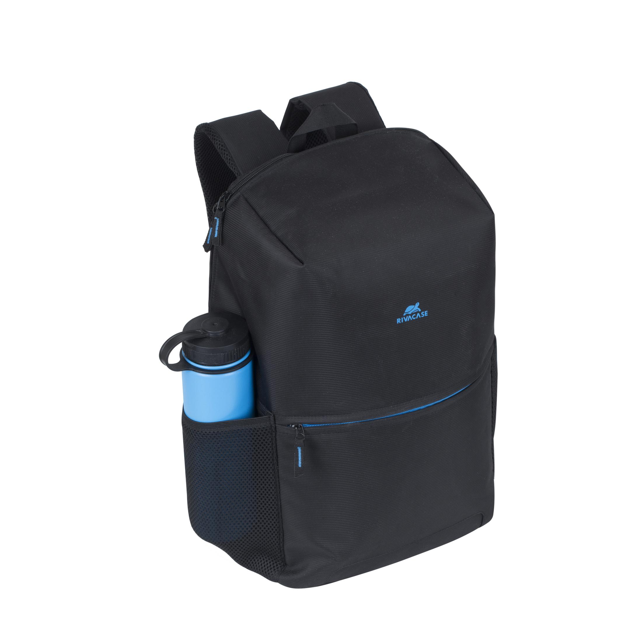 Zaino nero con borraccia blu nella tasca laterale.