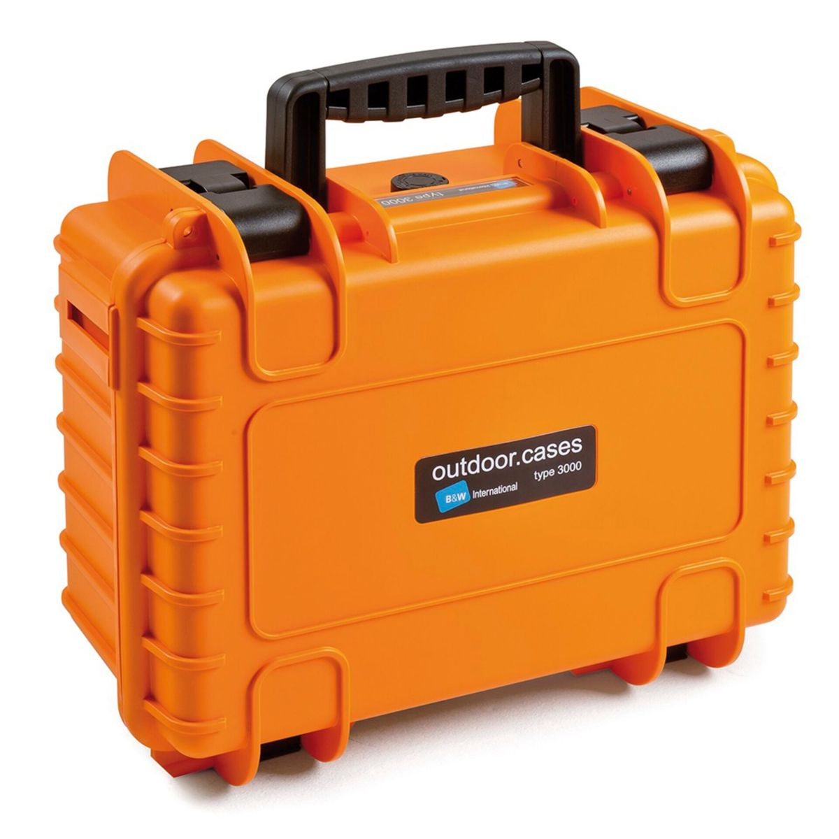 Orangene Plastikbox mit schwarzem Griff. Hat ein schwarzes Etikett mit weißem Text.