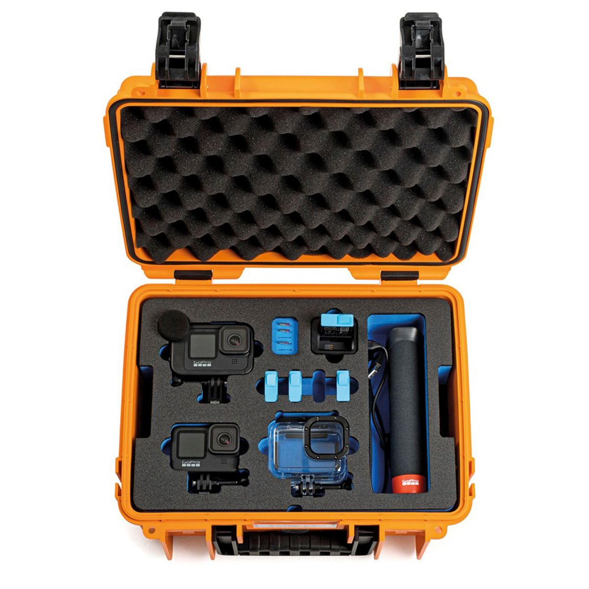 Orangefarbene, wasserdichte Hülle, geöffnet, mit zwei Kameras, einem Mikrofon, blauen Clips und einem schwarzen Griff.