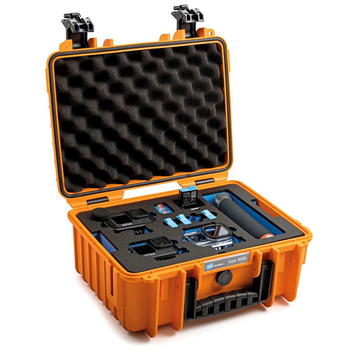 Ein offener orangefarbener Hartschalenkoffer, gefüllt mit schwarzem Schaumstoff und verschiedenen GoPro-Zubehörteilen.