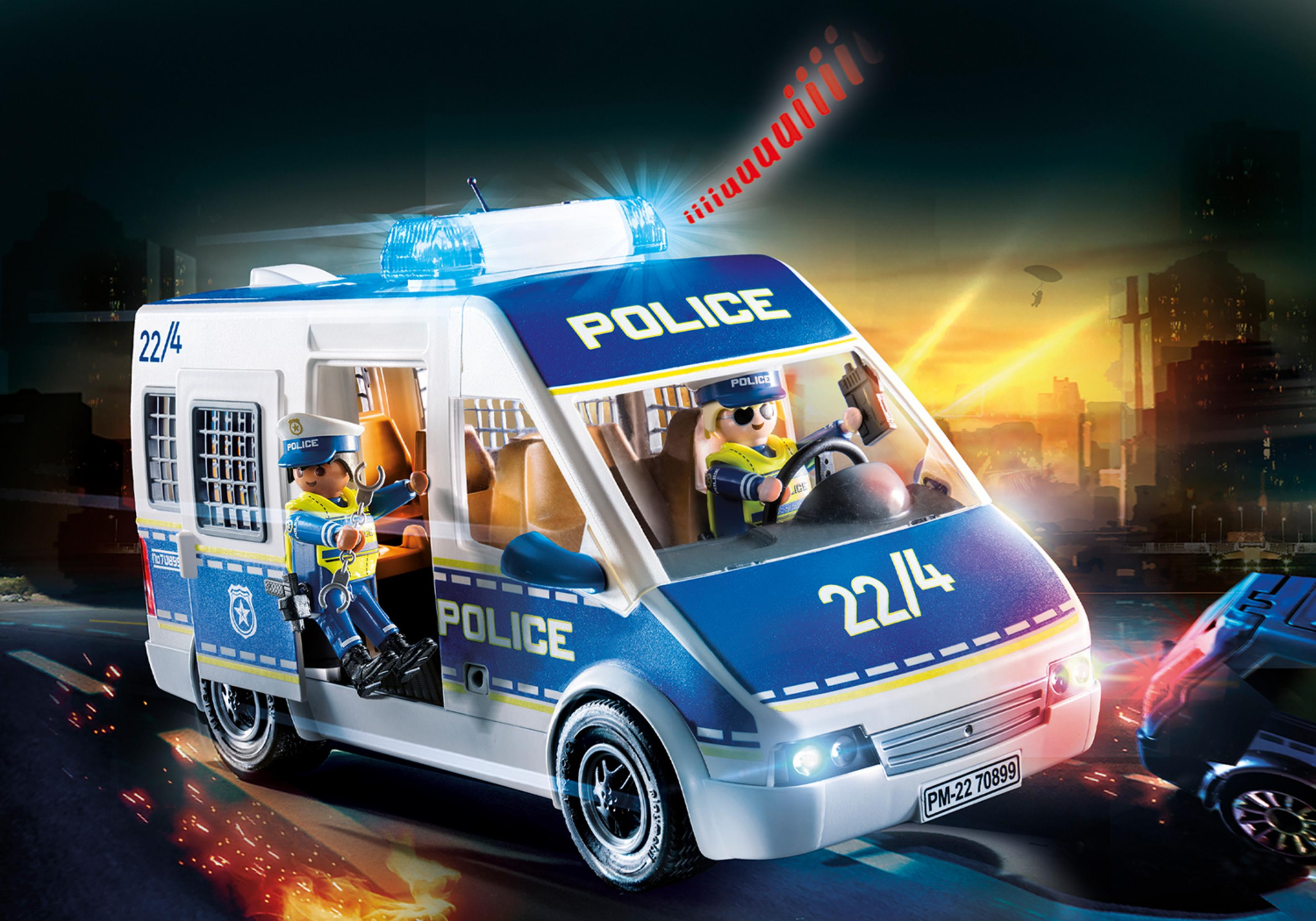 Zabawka Playmobil, policyjny van, z policjantami w środku. Scena to nocny pościg z innym samochodem.
