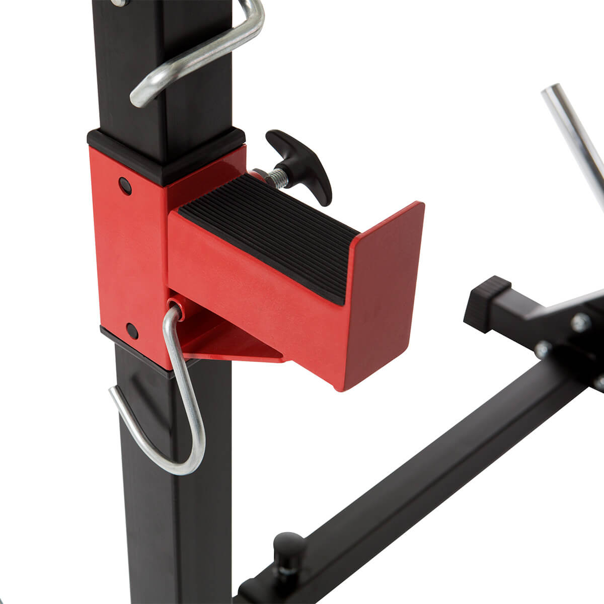 Schwarzes und rotes Gewichthebe-Rack-Bauteil, mit einer Halterung.