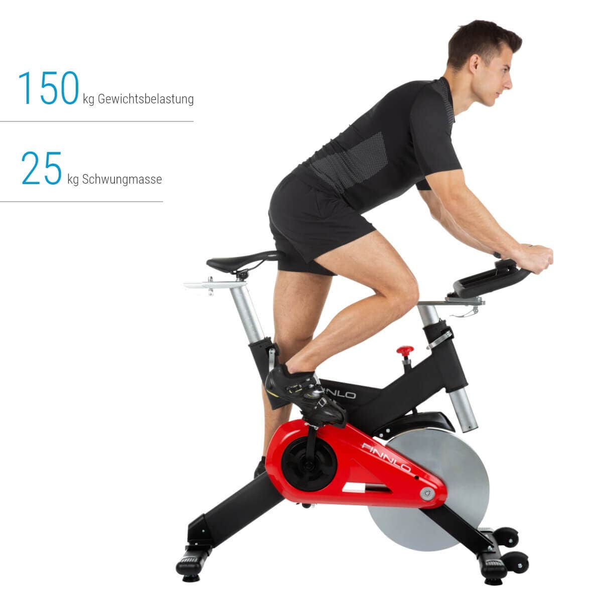 Ein Mann auf einem Heimtrainer. Das Fahrrad ist rot und schwarz. Text zeigt 150 kg Gewicht und 25 kg Masse.