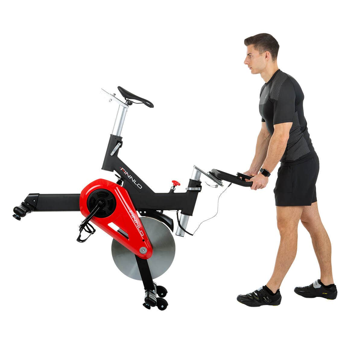 Mann in schwarzen Shorts und Shirt mit einem Heimtrainer. Rote und schwarze Farben.