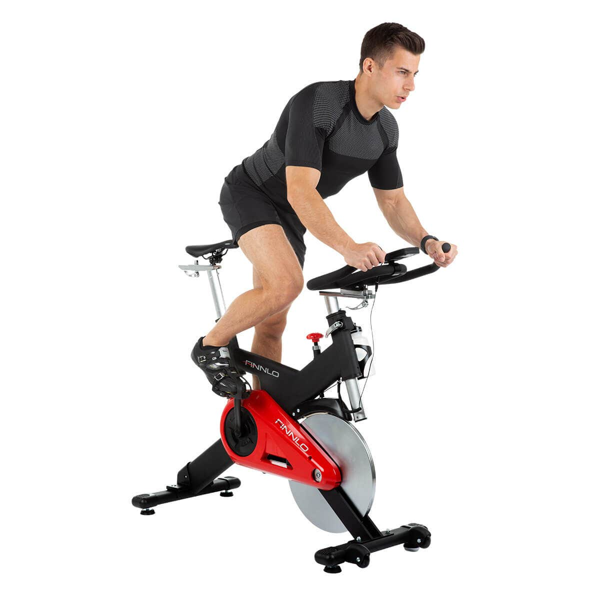 Mann auf dem Heimtrainer. Schwarz-rotes Fahrrad. Weißer Hintergrund.