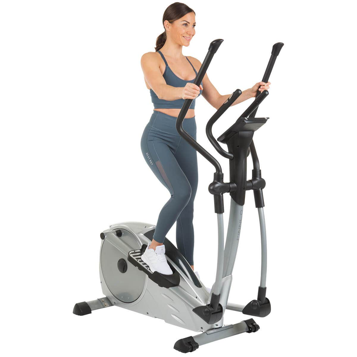 Frau trainiert auf einem Crosstrainer. Sie trägt blaue Sportkleidung und weiße Turnschuhe.