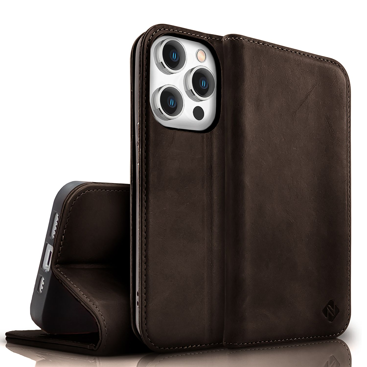 Braune Leder-Handyhülle, geöffnet, um das Telefon zu zeigen. Das Telefon ist schwarz mit drei Kameras.
