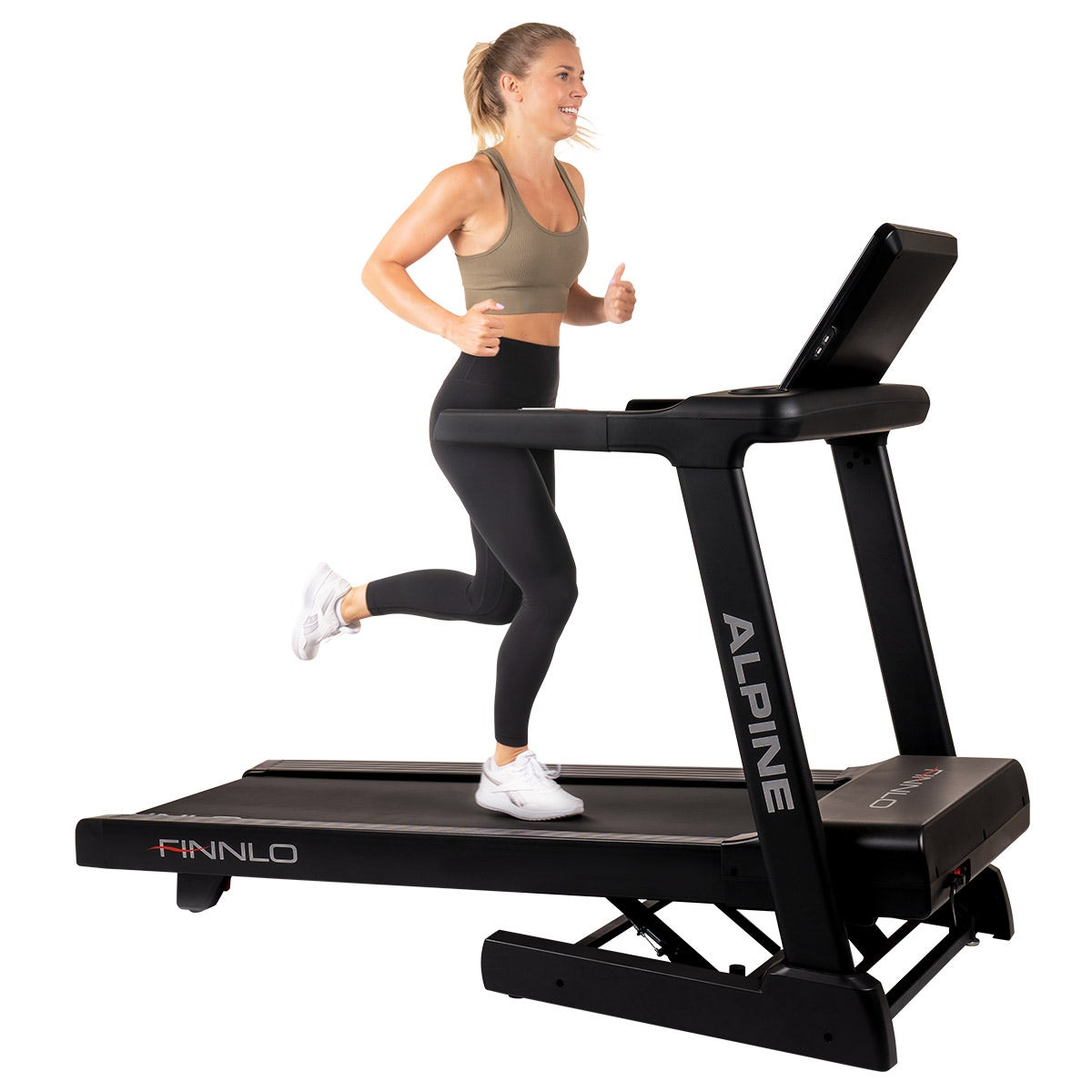 Eine Frau, die auf einem schwarzen Laufband in einem Fitnessstudio rennt.