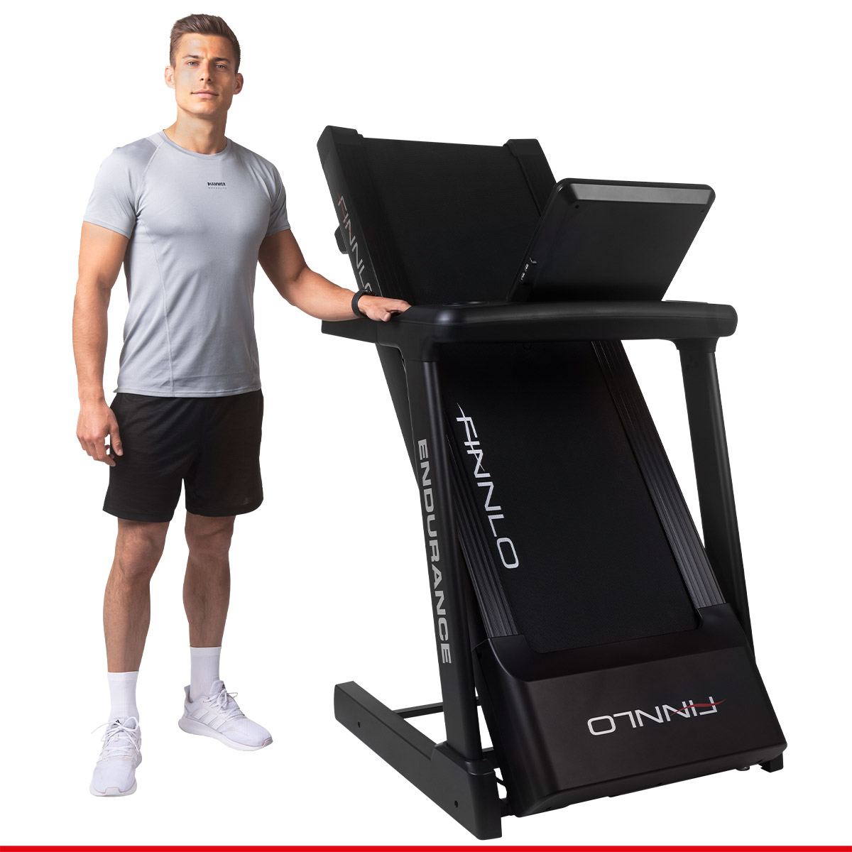 Mann steht neben einem schwarzen Finnlo Endurance Laufband, auf weißem Hintergrund.
