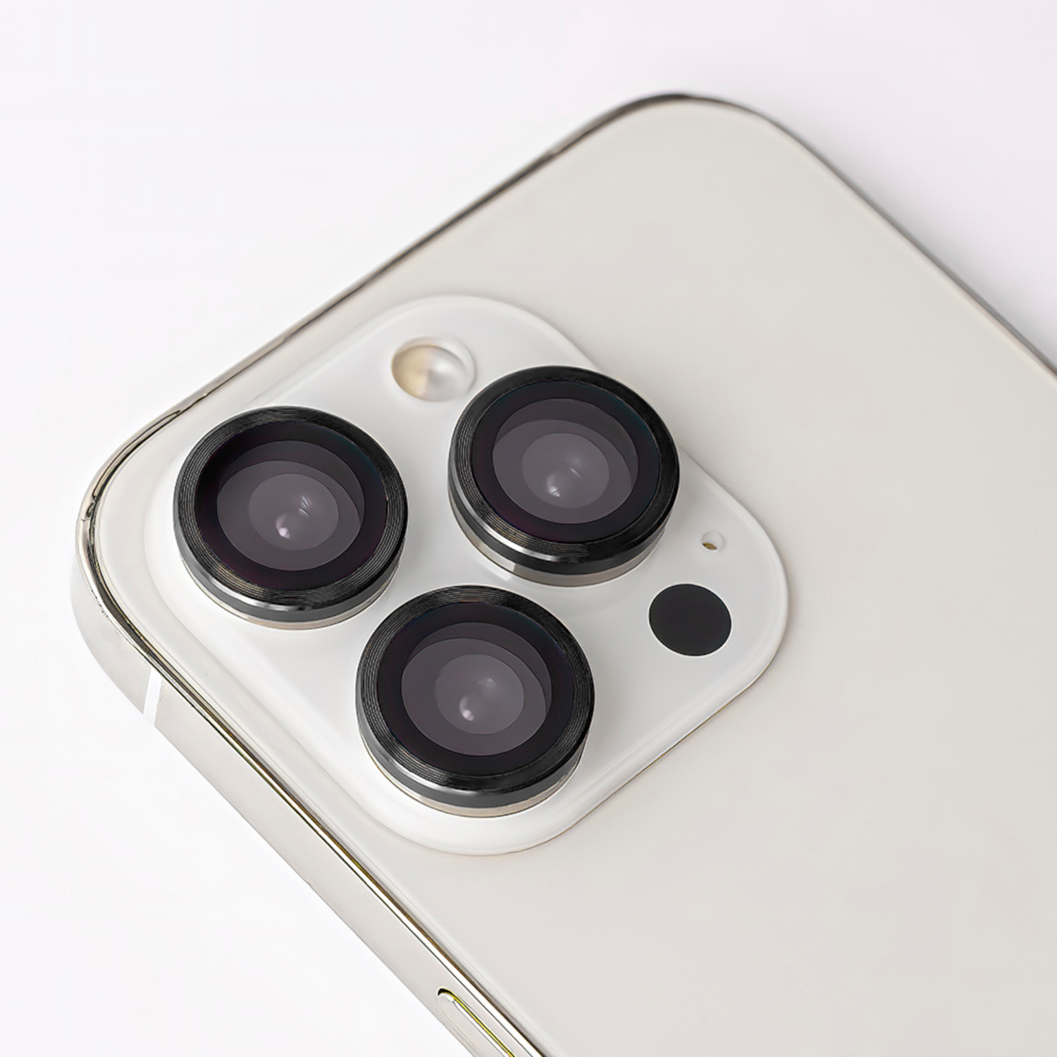 iPhone-Kamera-Setup mit drei Objektiven. Weißer Hintergrund.