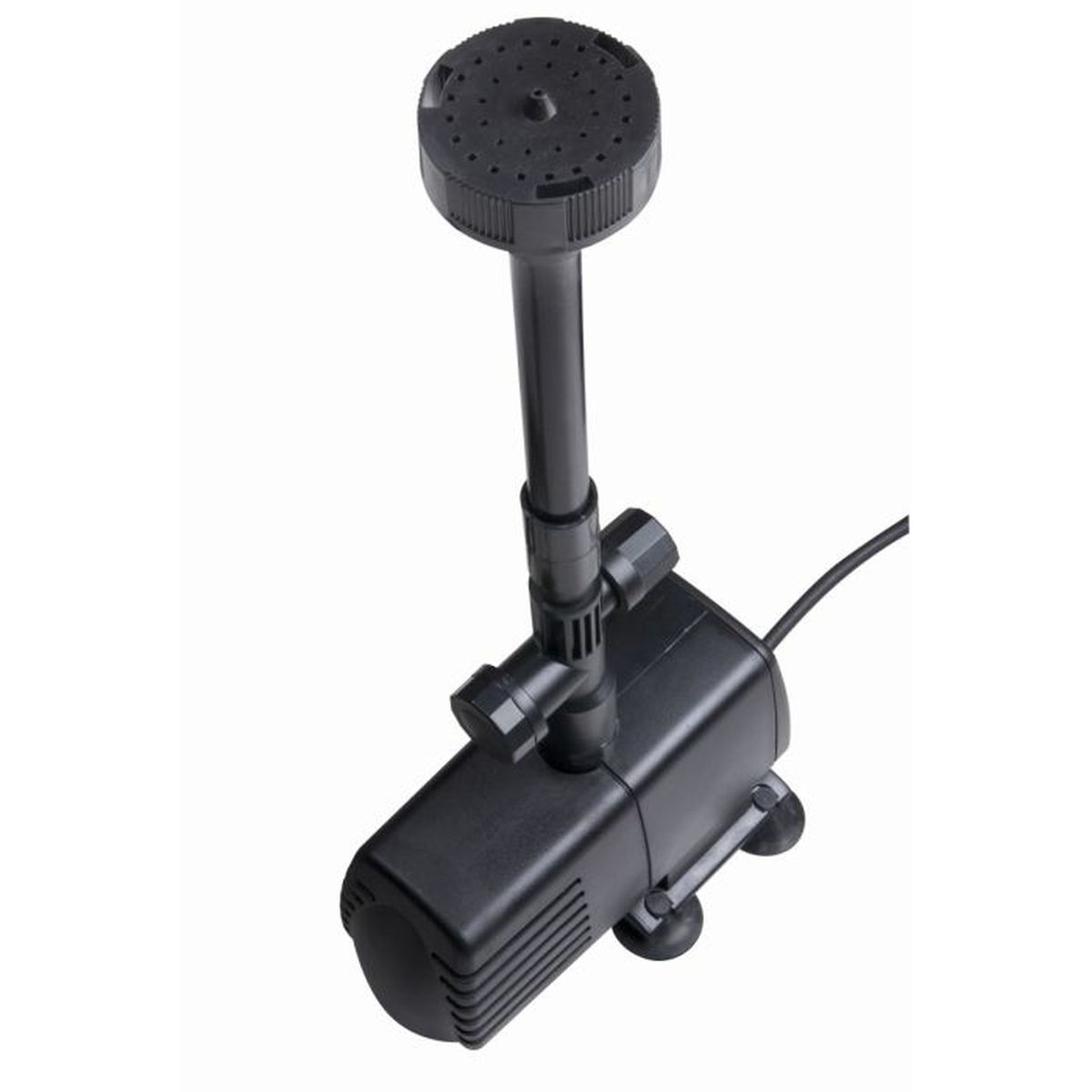Schwarze Wasserpumpe mit Düse oben. Die Pumpe hat ein schwarzes Kabel und steht auf weißem Grund.