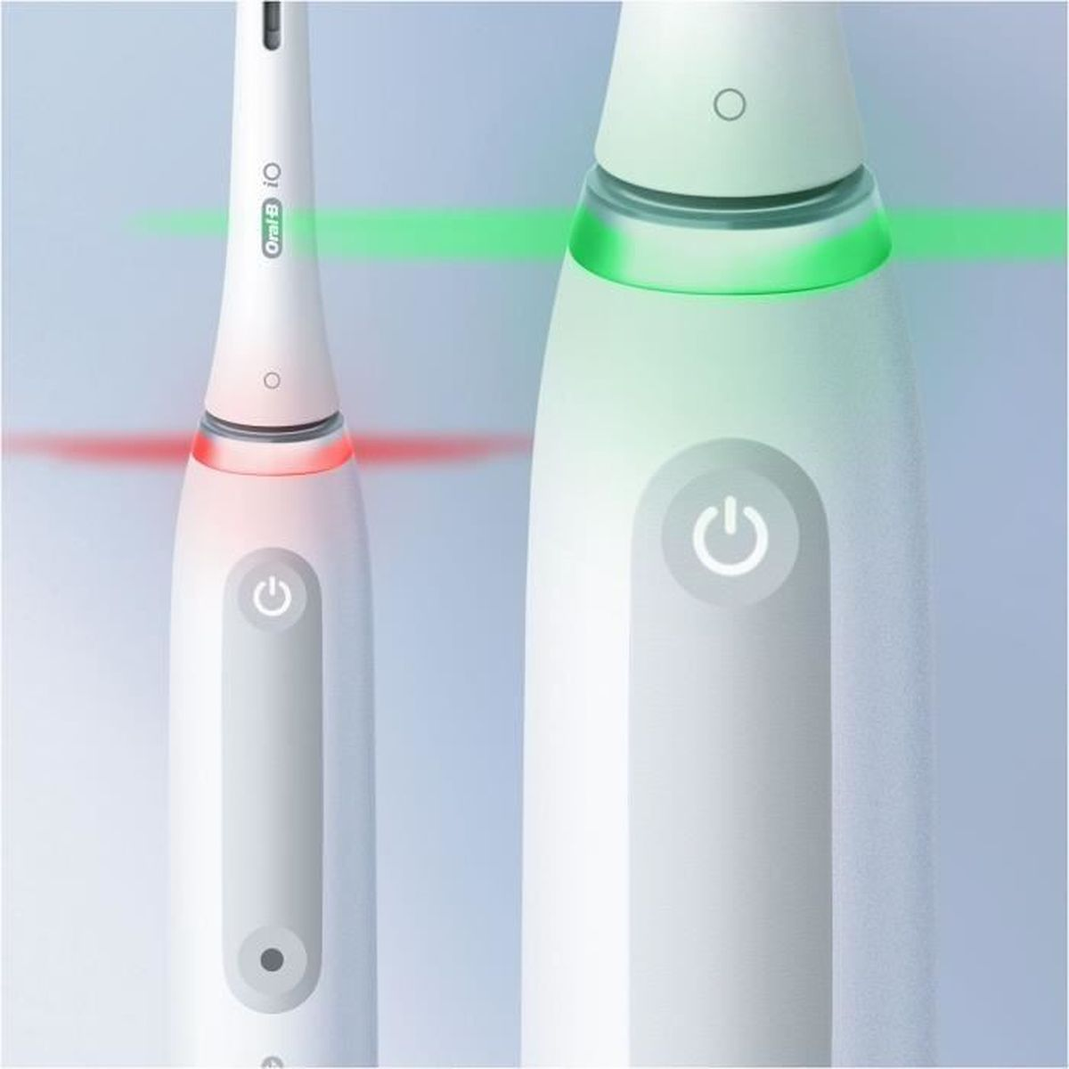 Nahaufnahme von zwei elektrischen Zahnbürsten mit weißen Gehäusen, Ein-Aus-Taste und Lichtring.