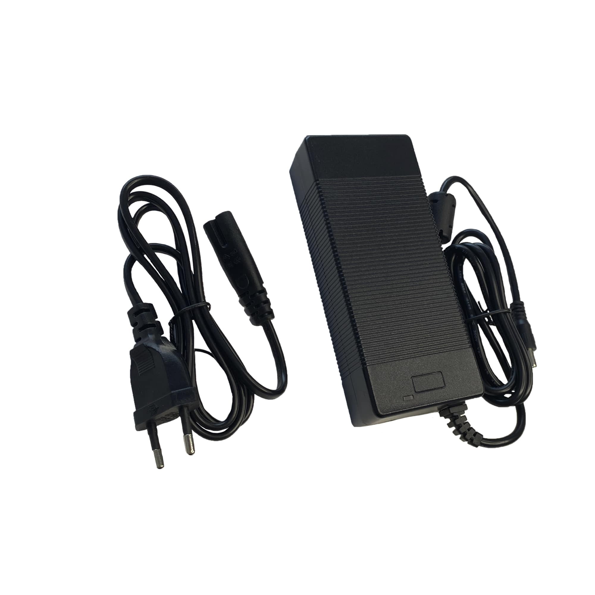 Cargador negro con dos cables, uno para el enchufe, otro para conectar el dispositivo.