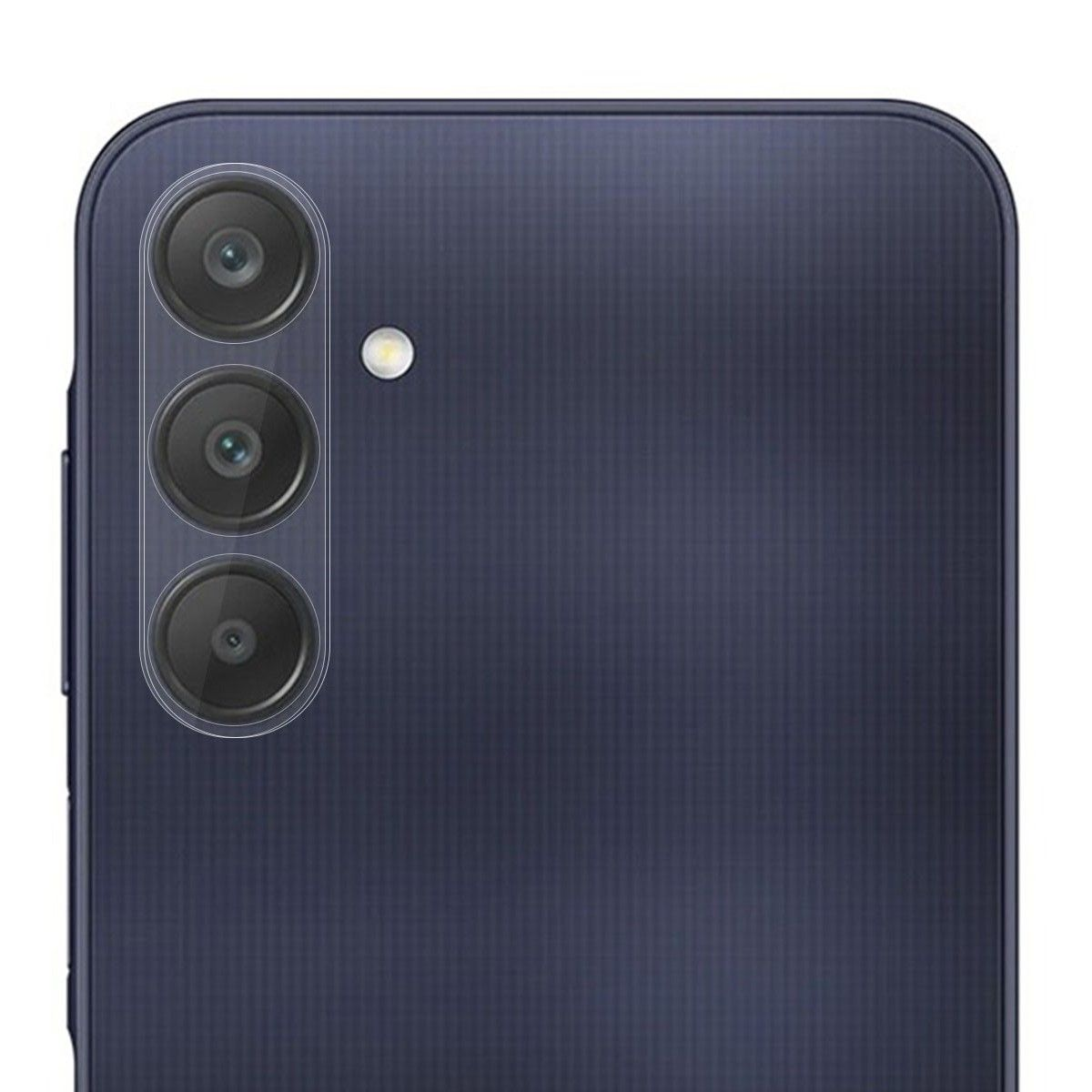 Primer plano de la parte trasera de un teléfono con tres lentes de cámara.