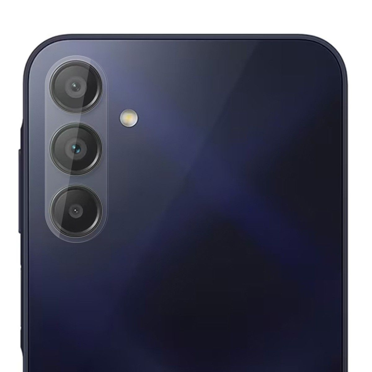 Primo piano della parte posteriore di un telefono con tre obiettivi della fotocamera e flash, e una cover protettiva.