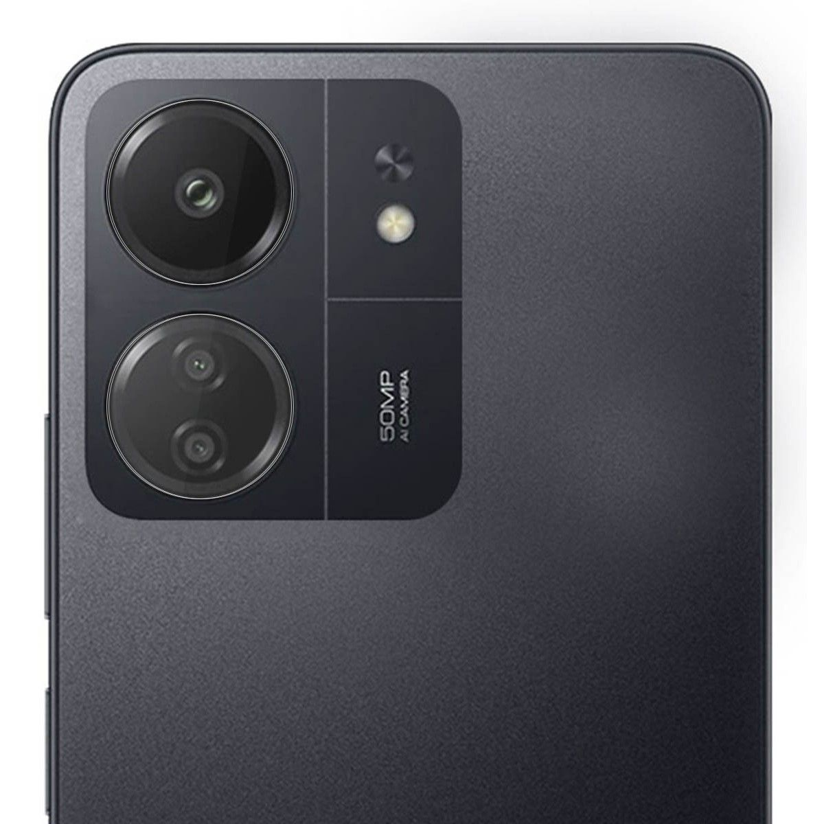 Primer plano de un teléfono con tres cámaras en la parte trasera.