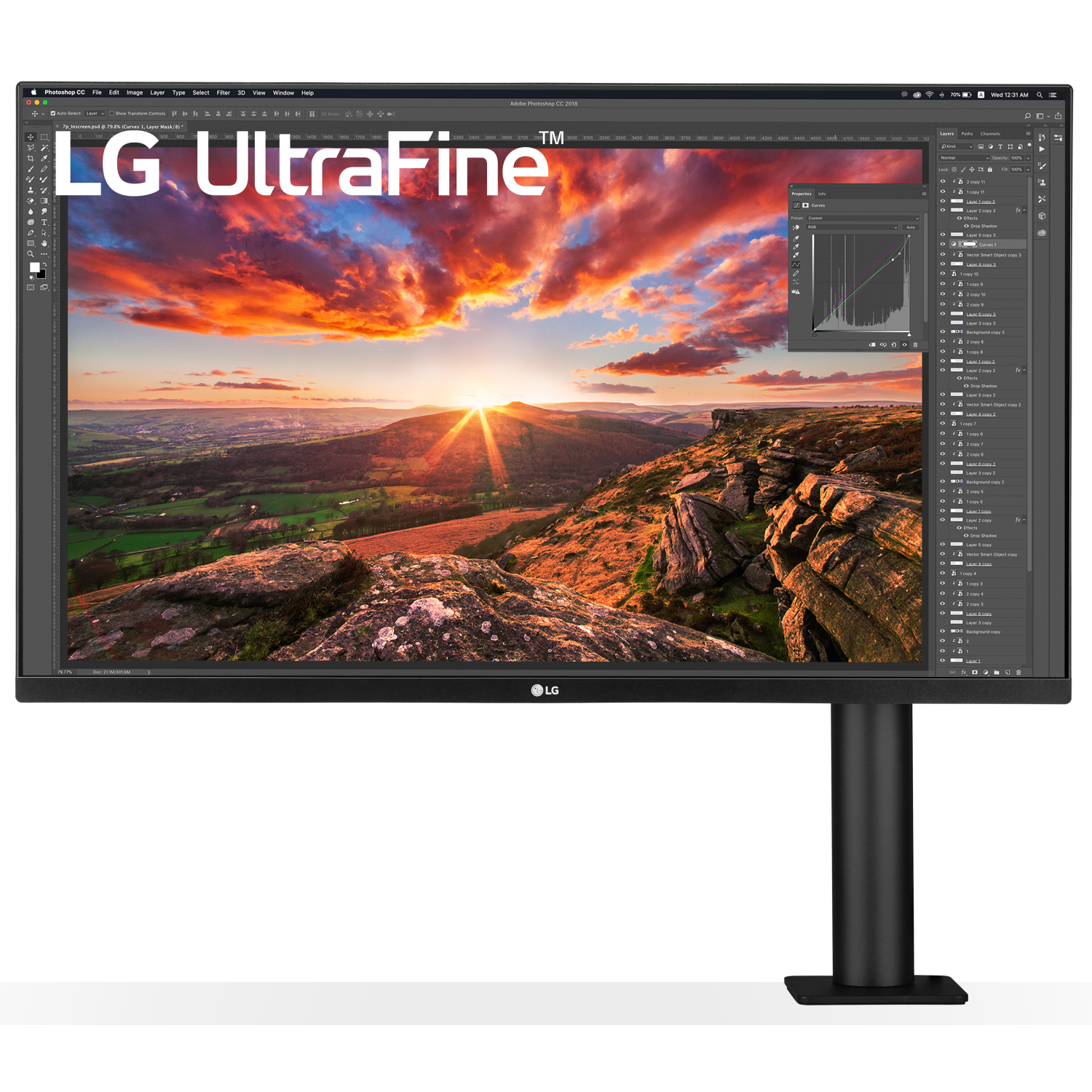 Monitor LG UltraFine su supporto nero, mostra un tramonto su un paesaggio.