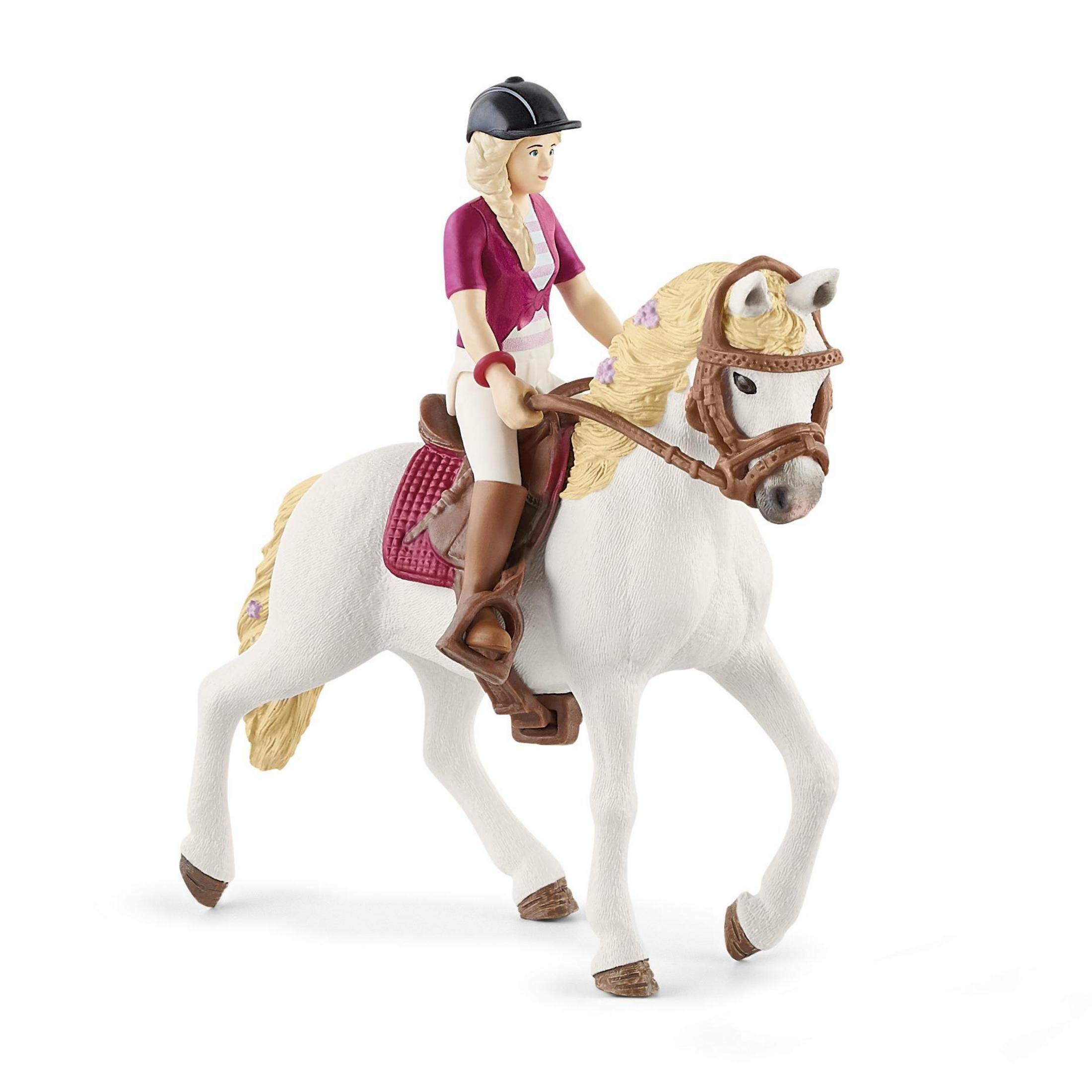 Una ragazza con l'equipaggiamento da equitazione su un cavallo bianco, con un casco. Isolato su sfondo bianco.