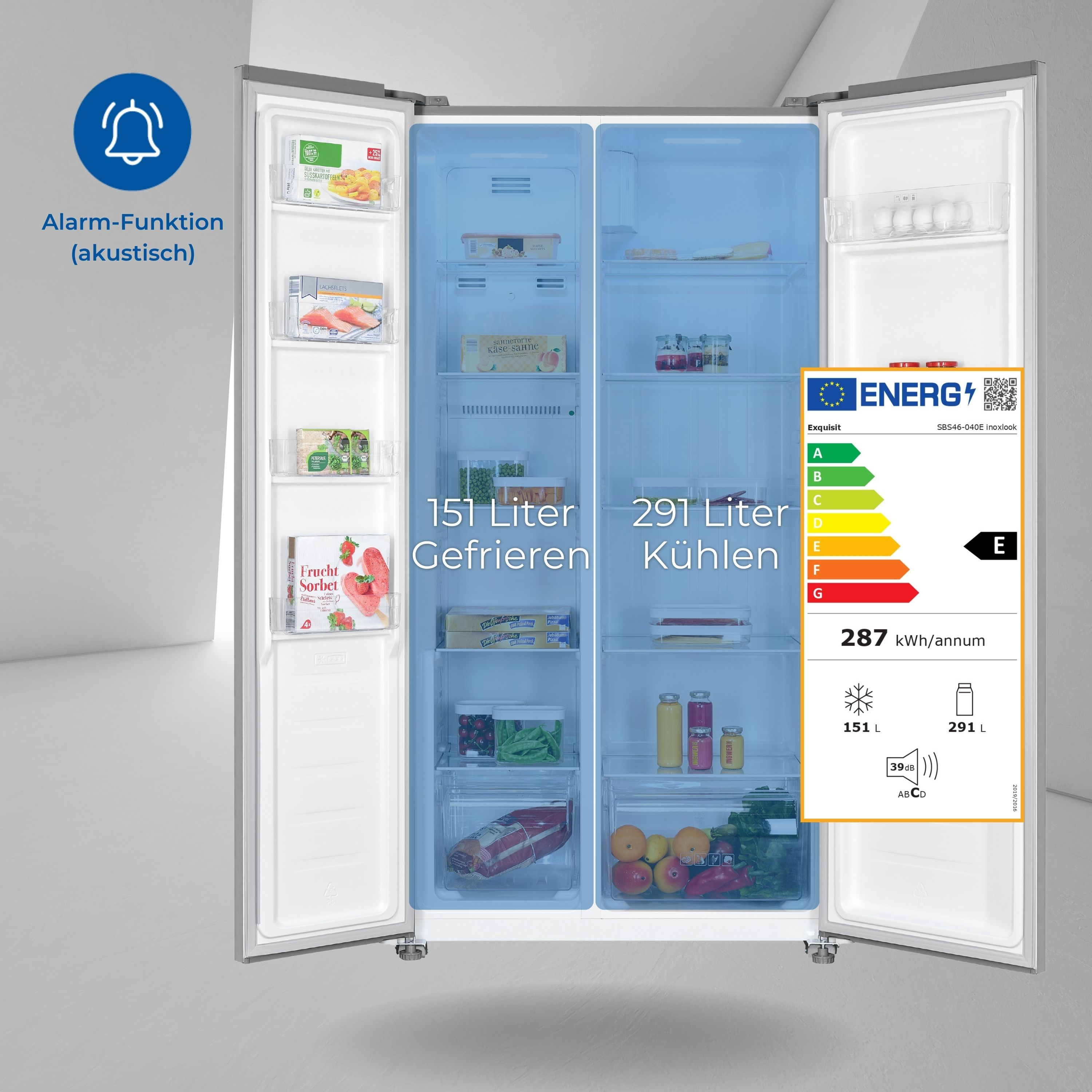 Offener Kühlschrank zeigt Lebensmittel im Inneren, mit Energieetikett auf der rechten Seite.