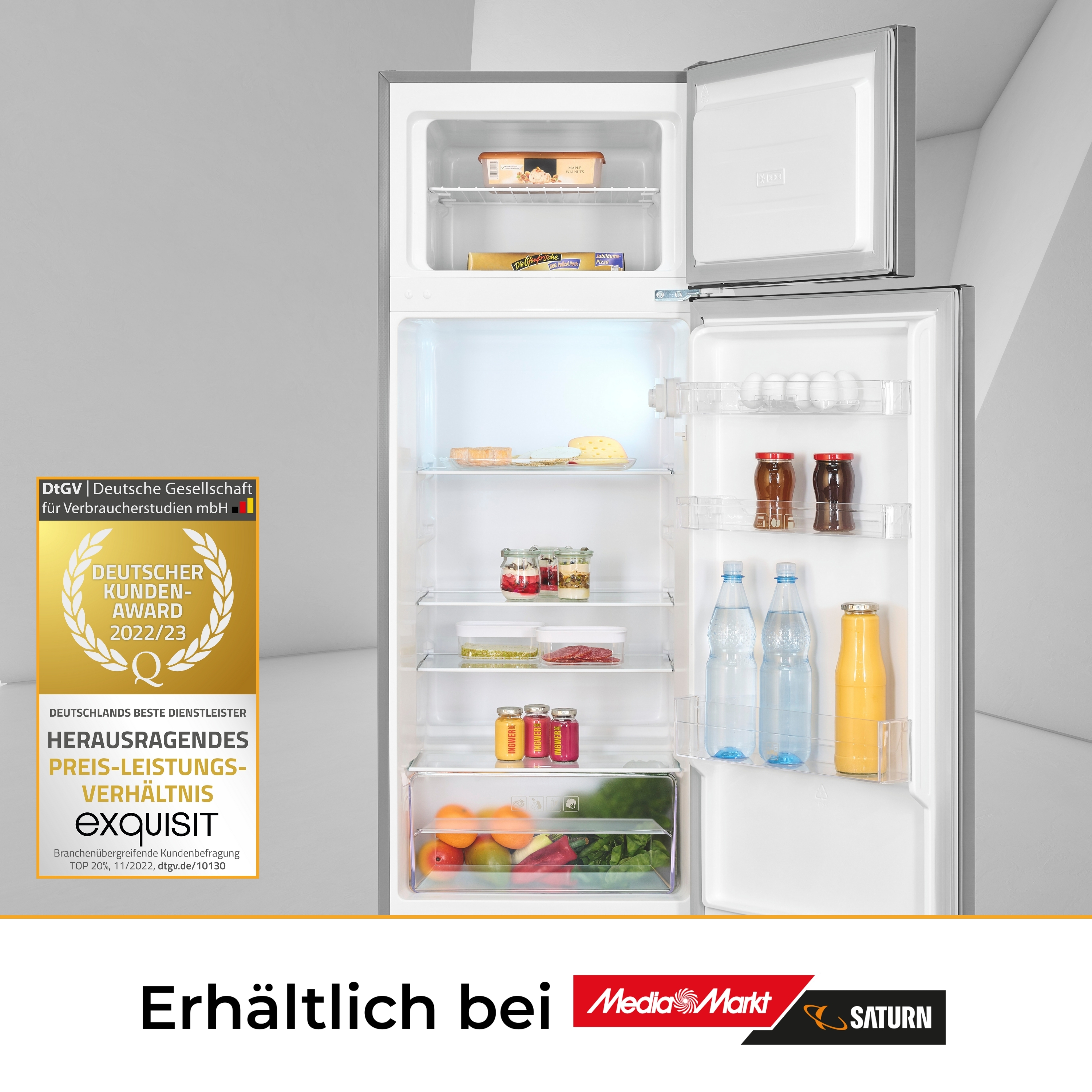 Ein Kühlschrank mit Essen im Inneren und einer goldenen Auszeichnung an der Seite.